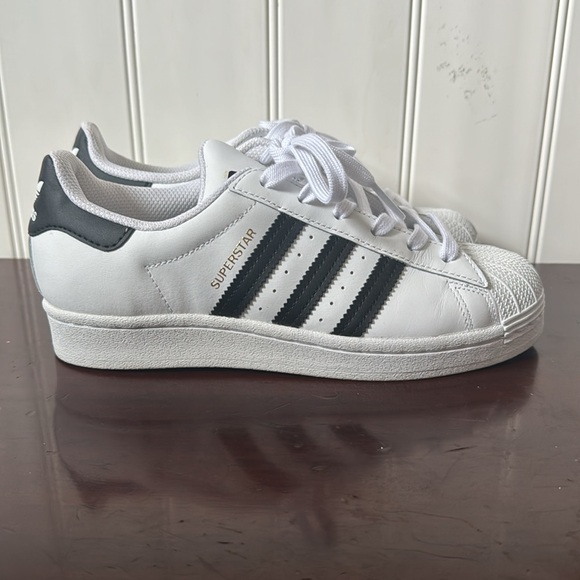 Big kids US size 4 1/2 Adidas Superstar sneakers - Picture 2 of 7